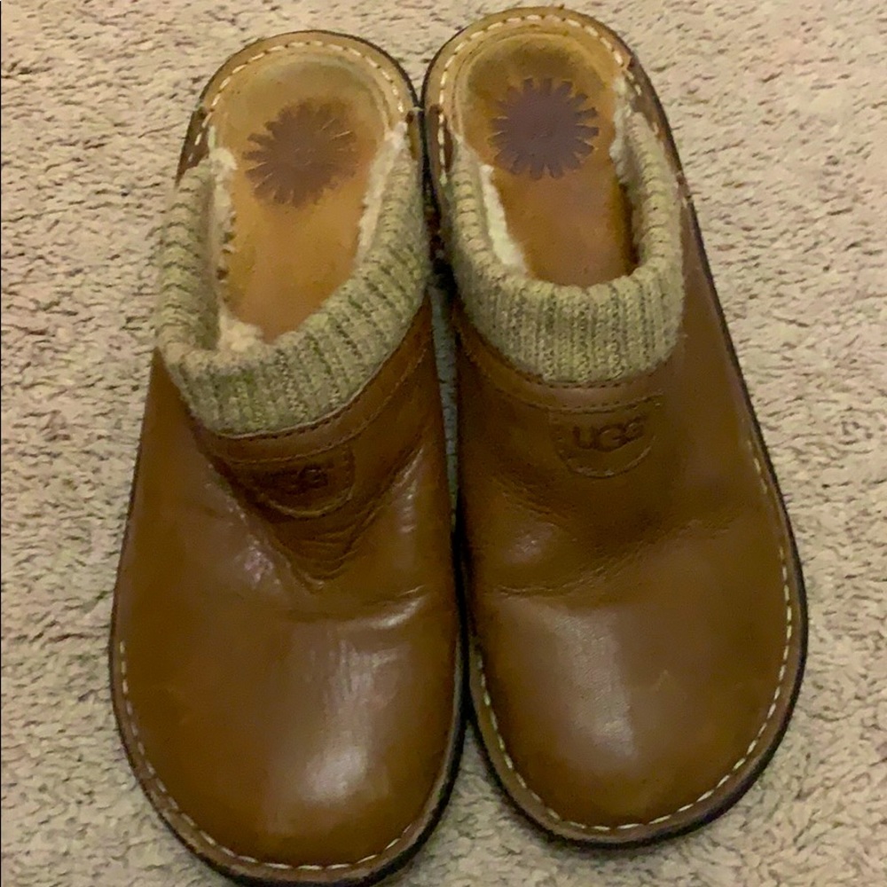 ⭐️EUC Ugg S/N 1934 lined slip on leather wedge